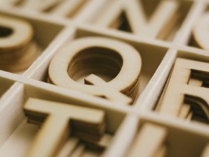 Buchstaben_in_Holzkiste